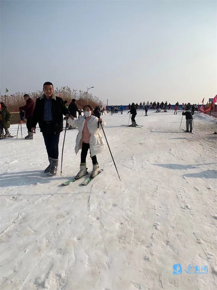 2月4日,笔者来到运河湾生态滑雪场,发现场地上已经挤满了人,不少家长