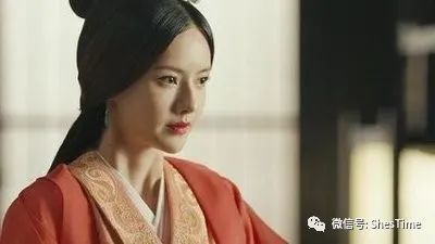 根据小说《三国演义》描写,她为了报答义父王允的养育之恩,甘愿献身