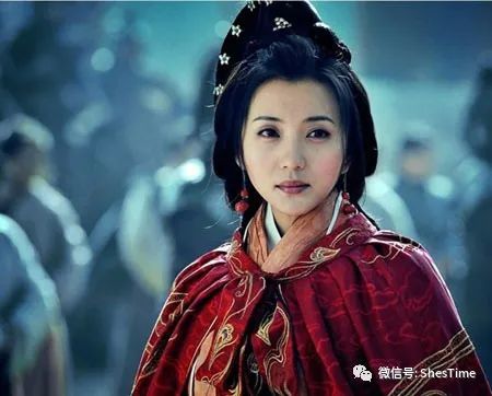 王允为宣扬他的女儿长得如何漂亮,逢人就说,我的女儿和月亮比美,月亮