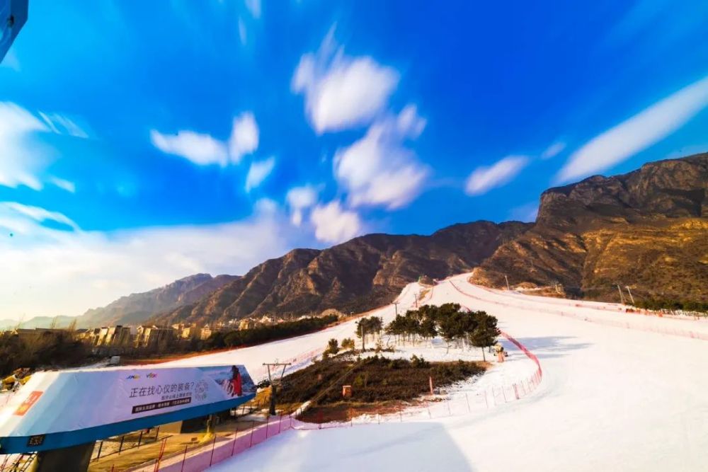 万科石京龙滑雪场位于北京市延庆区张山营镇中羊坊村北,作为国内首家