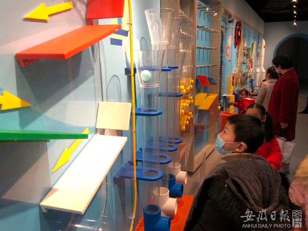 2月5日,市民和小朋友们在六安市科技馆体验科普项目,学习科技知识.