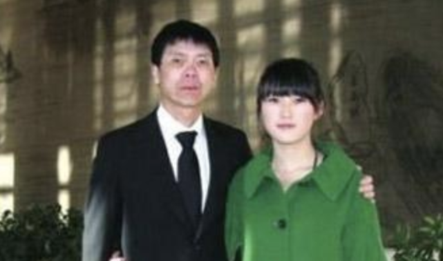 冯小刚前妻张娣:隐忍徐帆7年才离婚,单亲带女儿22年未曾改嫁