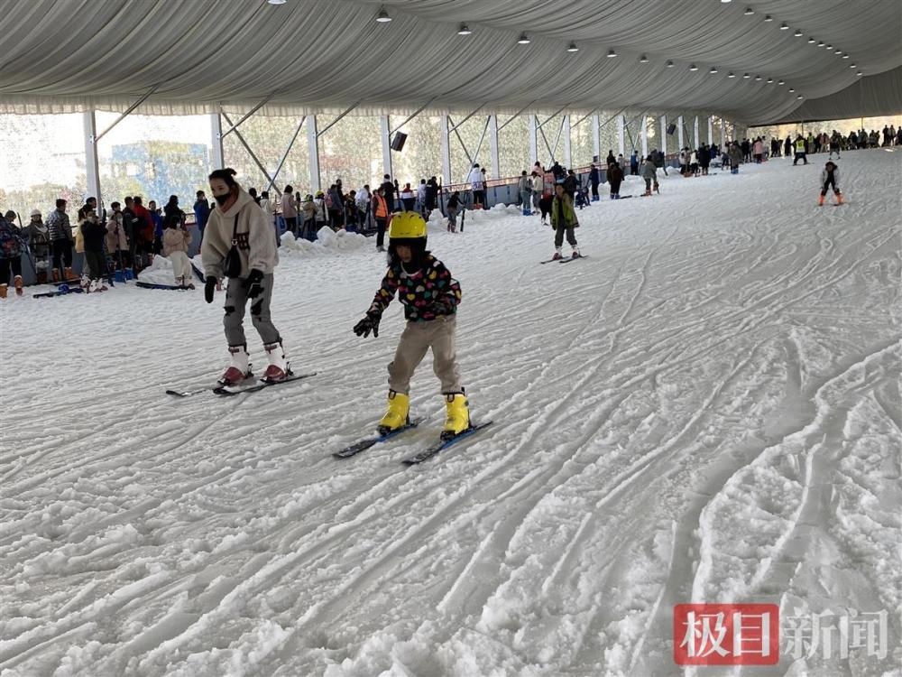 北京冬奥点燃冰雪运动热情武汉趣谷滑雪场加开夜场