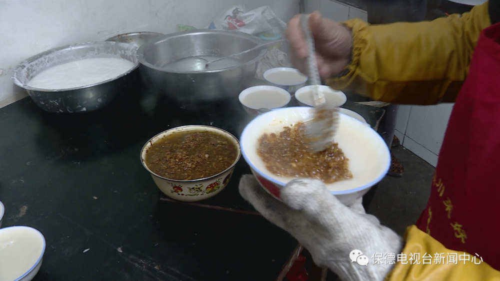 保德县盛产荞麦,所制荞面碗托,观之晶莹光亮,粉白微青,质地精细,柔软