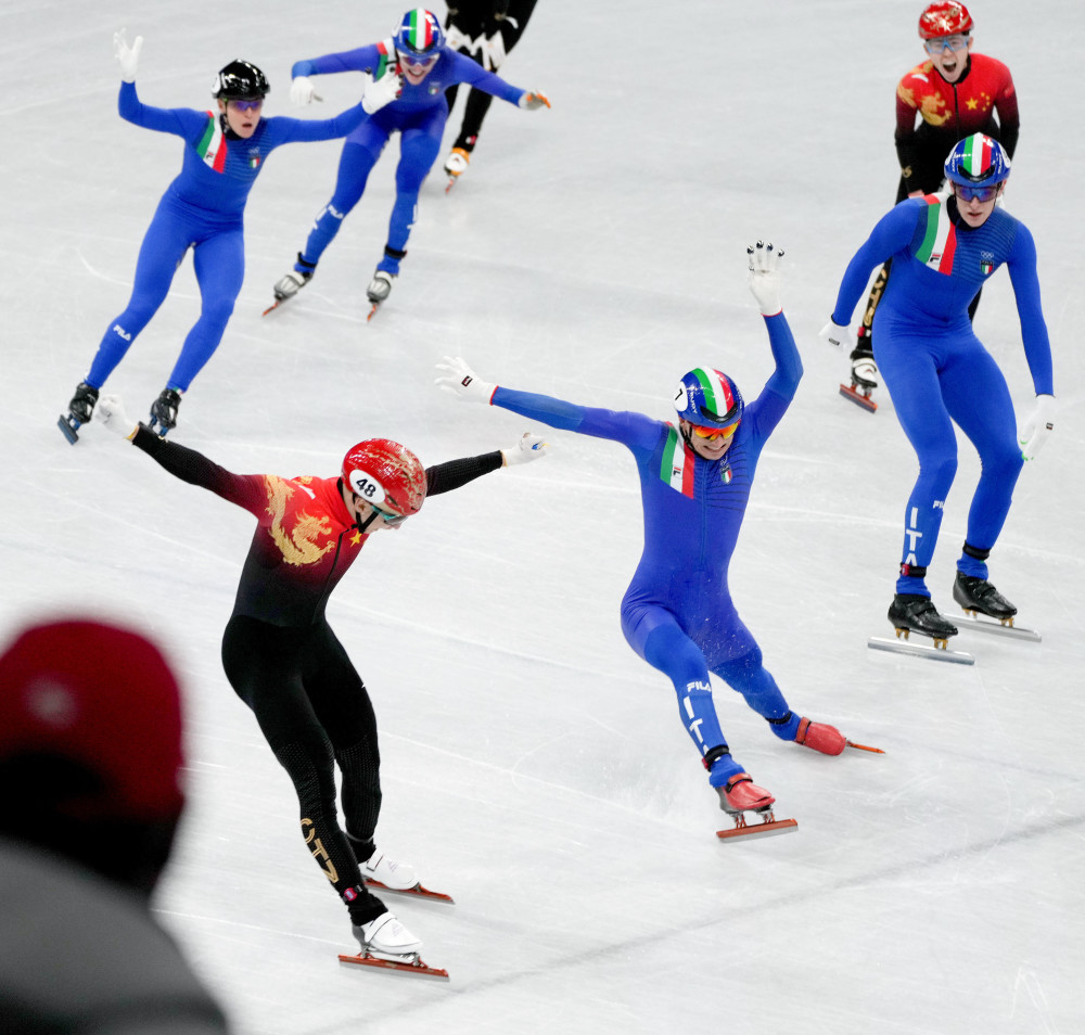 北京冬奥会82短道速滑混合团体接力决赛中国队夺冠