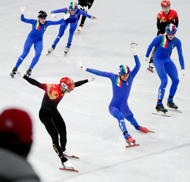 当日,在首都体育馆举行的北京2022年冬奥会短道速滑项目混合团体接力