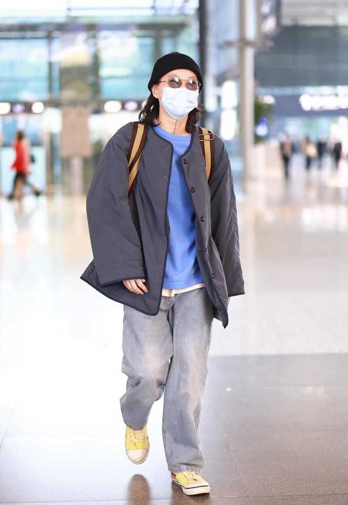 窦靖童的穿搭一般人真学不来西装配黄色连帽衫混搭出了新境界