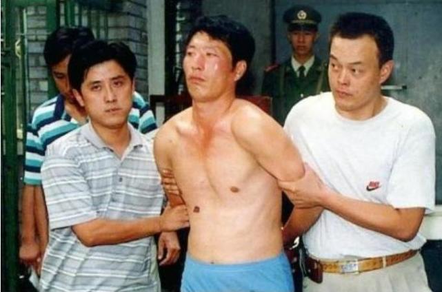 2000年,丁勇岱饰演"白宝山"走红,坐火车差点被警察误杀
