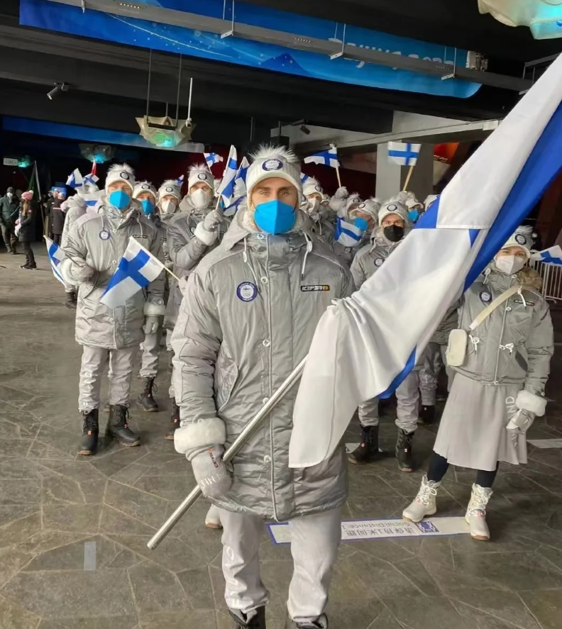 北京冬奥会开幕式羽绒服盘点中国队的大衣到底是哪个品牌的