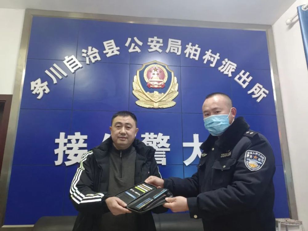 回乡途中陷泥泞,交警民警来救援2月2日,交警大队民警按照工作部署对红