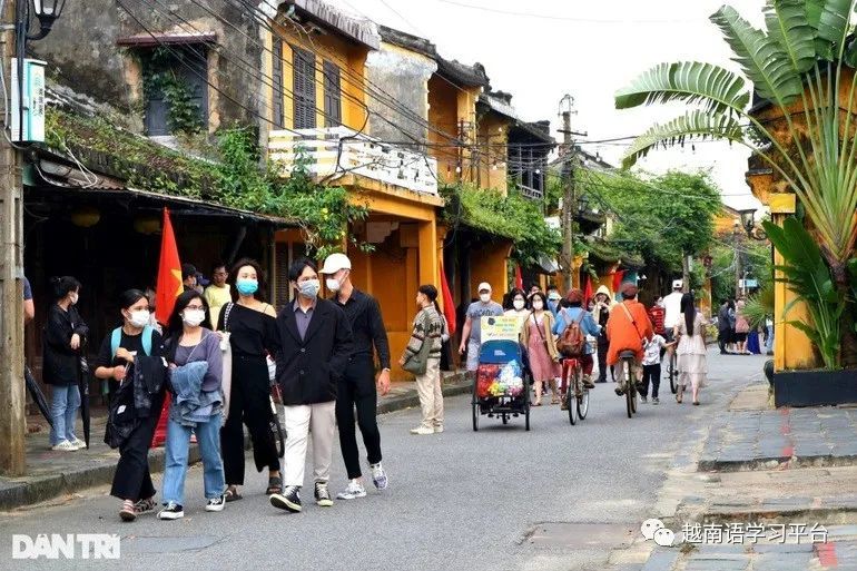 14112例年初越南全国各大旅游景点人潮涌动春节假期越南奢华度假村受