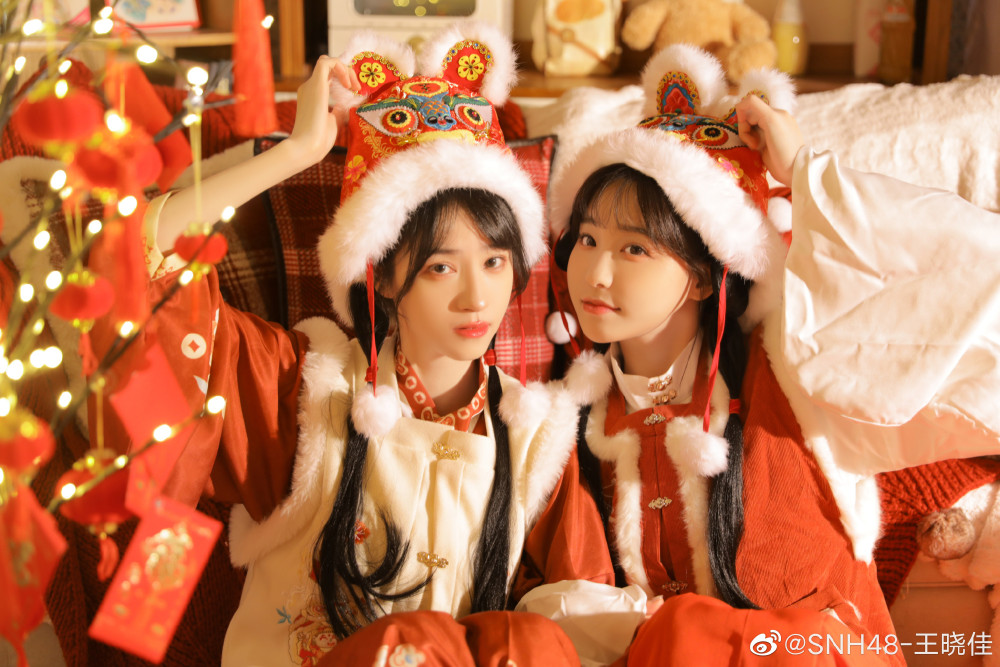 snh48奉天承芸喜庆合照给大家拜年