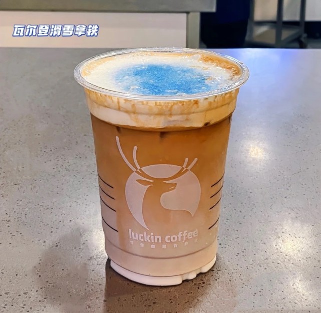 瑞幸咖啡特别上线谷爱凌定制款:瓦尔登滑雪拿铁,蓝丝绒飒雪拿铁,以