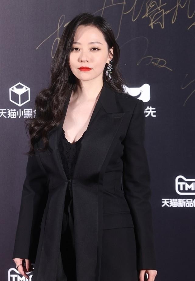 张靓颖的气质真不一般黑色西装还能穿出女人味烈焰红唇好妩媚