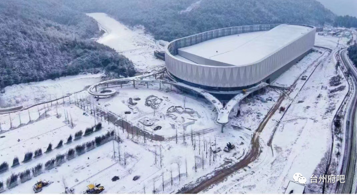 的污水处理厂顶上开出的温州中体冰雪城,另一家是台州第一家滑雪场,由