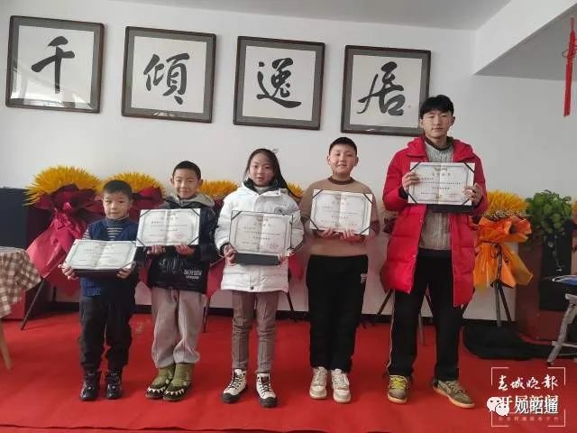 顾姓大家庭还给顾思源,刘小贝等8名学习成绩优秀的学生颁奖,向去年