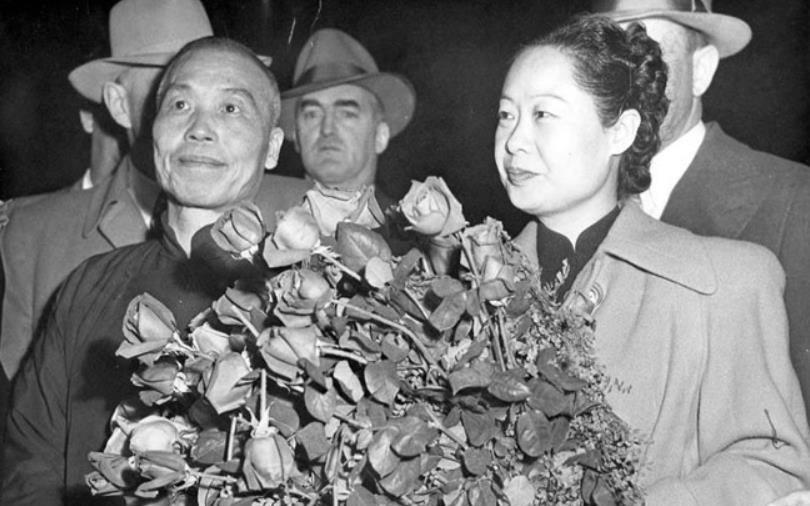 郭德洁与李宗仁李宗仁身为军人,在会见文艺界,教育界
