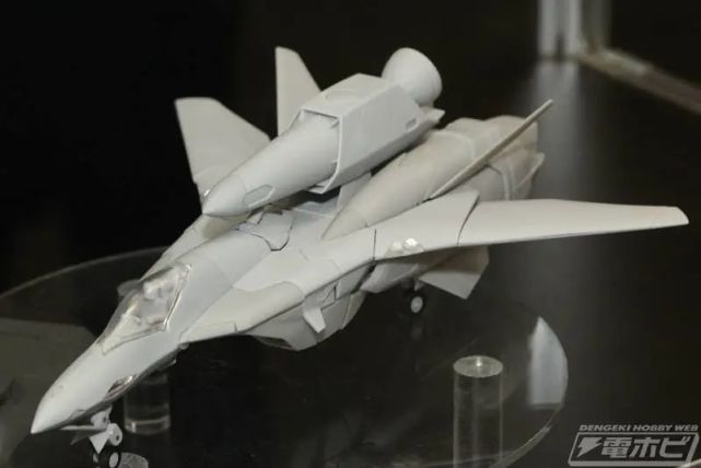 在arcadia展区,首次展示了"超时空要塞"的1/60完全变形vf-5000g明星