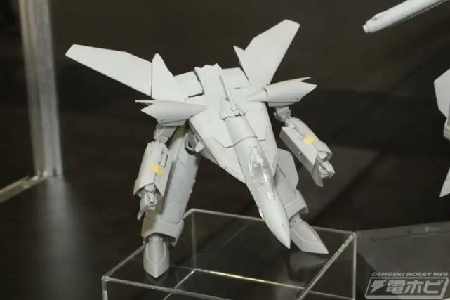 在arcadia展区,首次展示了"超时空要塞"的1/60完全变形vf-5000g明星