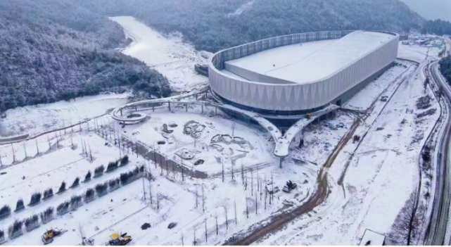 另一家是台州第一家滑雪场,由绿城投资的天台山冰雪乐园