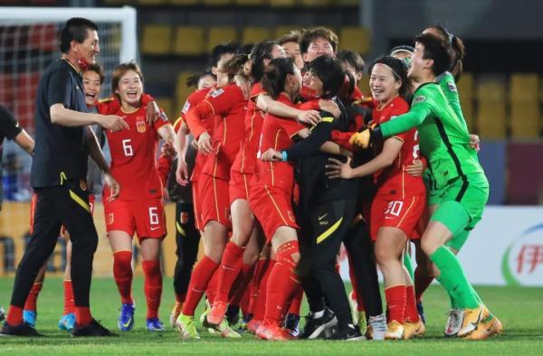 绝杀中国女足3比2战胜韩国队球迷痛哭主持人当场泪崩