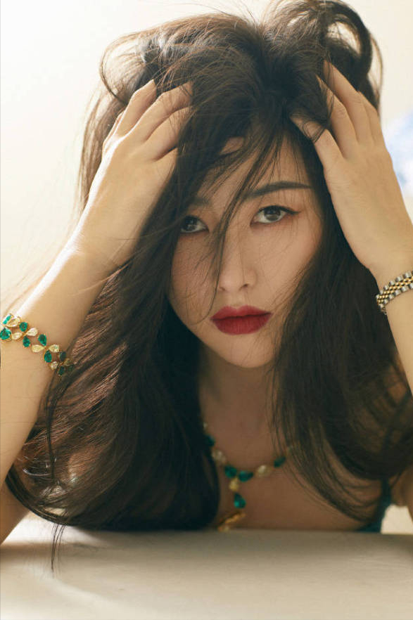 辣妈朱珠穿吊带绿色长裙超妩媚肤白貌美性感火辣