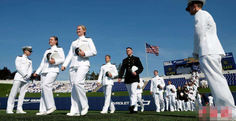 在美国,要想从老百姓成为美国海军军官就两条路:1,去当水兵,资历混了