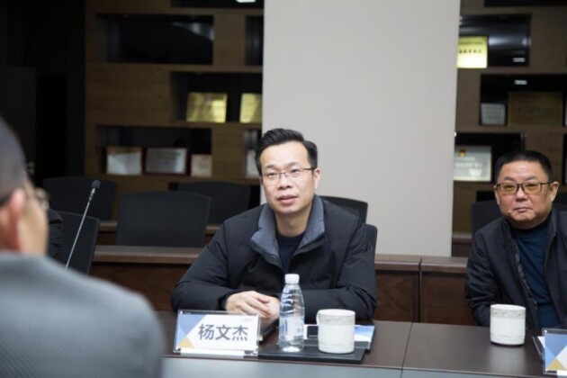 上海市宝山区杨行镇书记,镇长杨文杰座谈会结束,杨文杰为钢银电商颁发