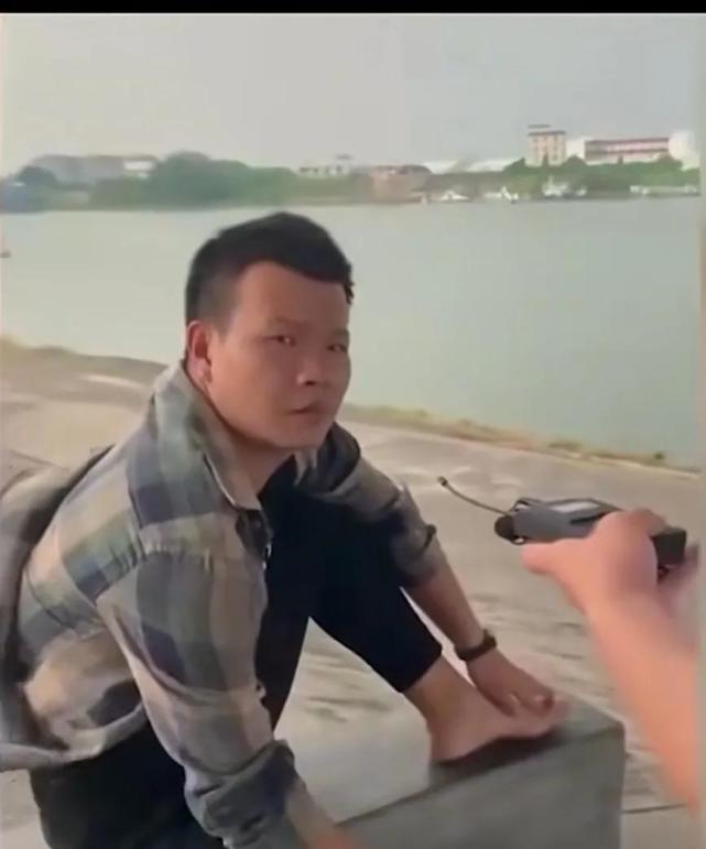 阿天挠脚趾头有个记者去采访阿天.记者:先生,可以采访一下吗?