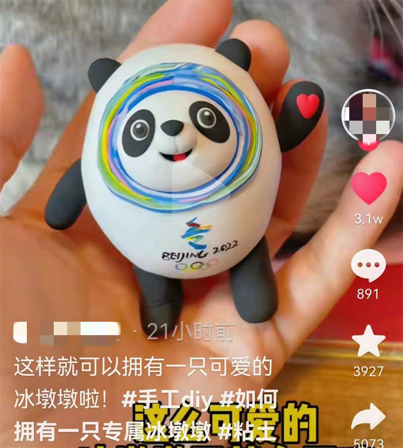 冰墩墩黏土除了编织冰墩墩,有网友还动手复刻了粘土冰墩墩,白色