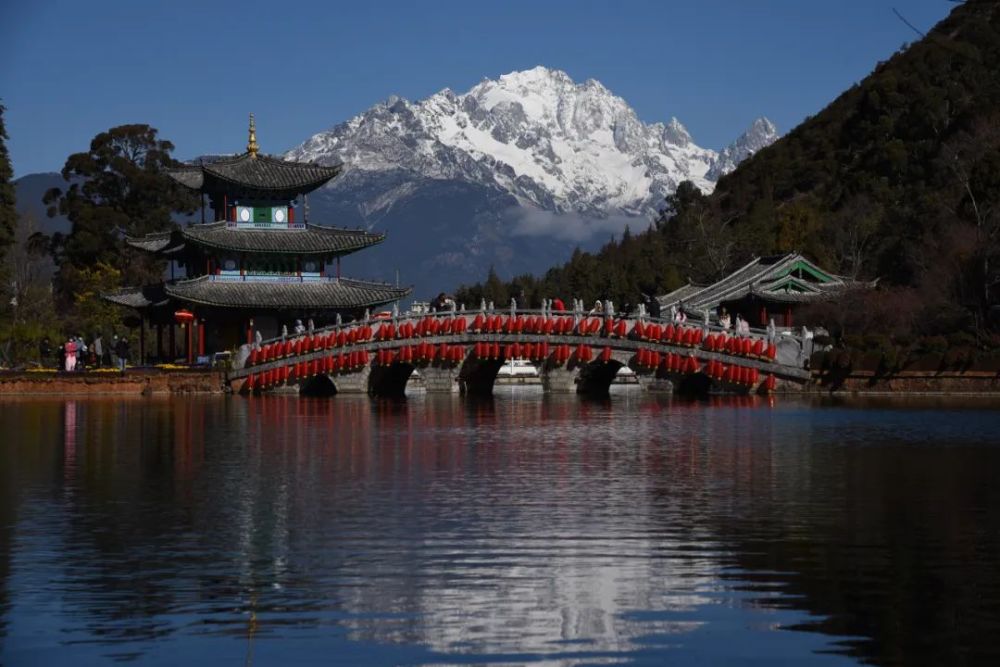 行摄云南丽江黑龙潭山水相映