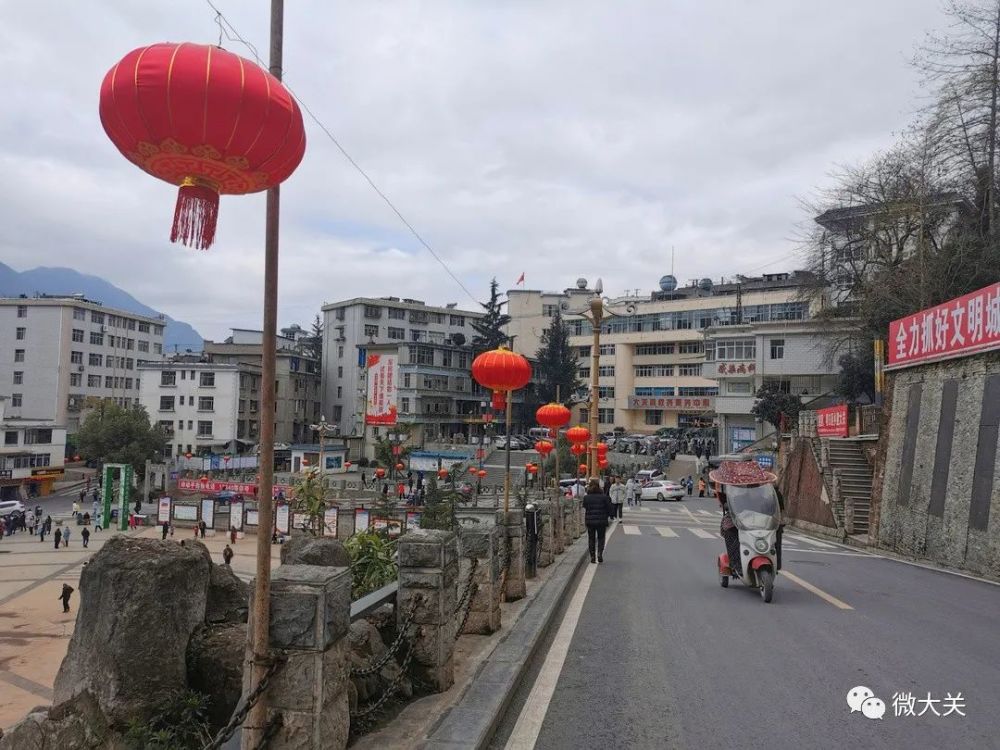 春节前,在大关县的县城,乡镇因地制宜开展春节环境美化亮化装扮工作