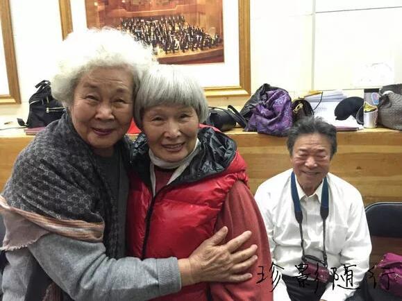 从左到右:于淑珍,罗天婵,李光曦平时罗天婵在家里练习书法,种花养草