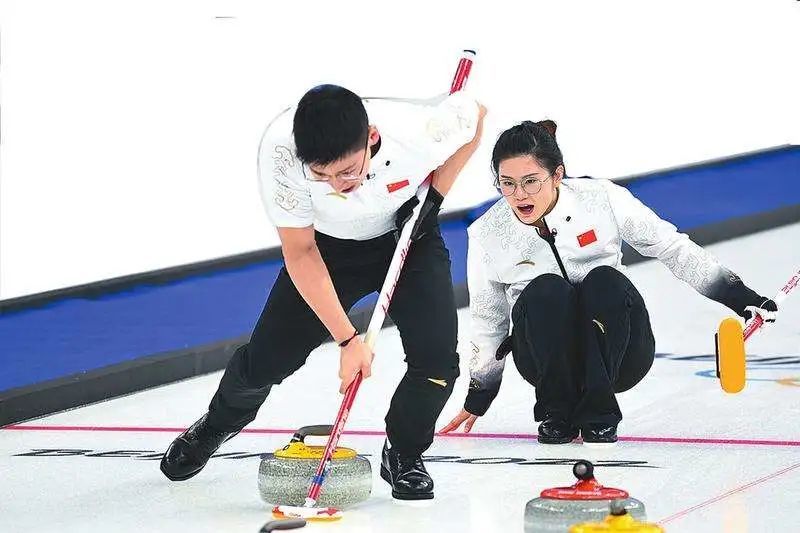 冬奥会冰壶比赛运动员为什么要疯狂擦地