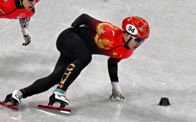 短道速滑男子1000米决赛,任子威李文龙分获银铜