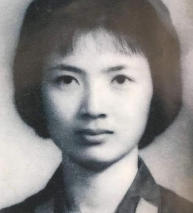 她是林立果的未婚妻,天生丽质多才多艺,如今远嫁异国