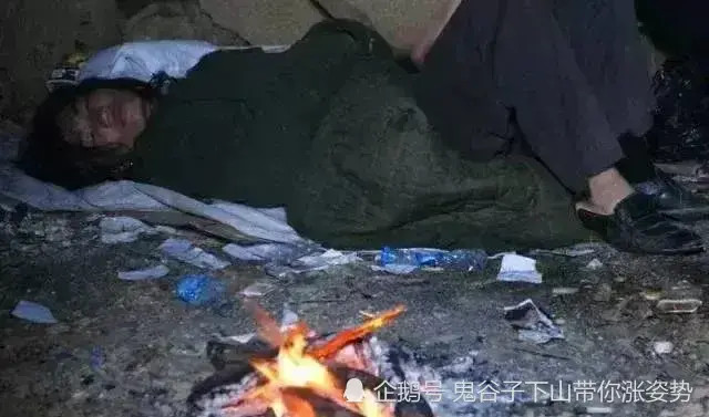 河南懒人杨锁:7岁不会走路,23岁在家中懒死,死前靠烧家具取暖