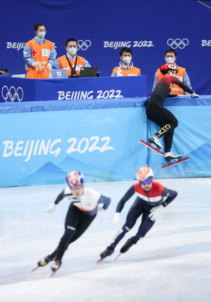 北京冬奥会短道速滑男子1000米四分之一决赛赛况3