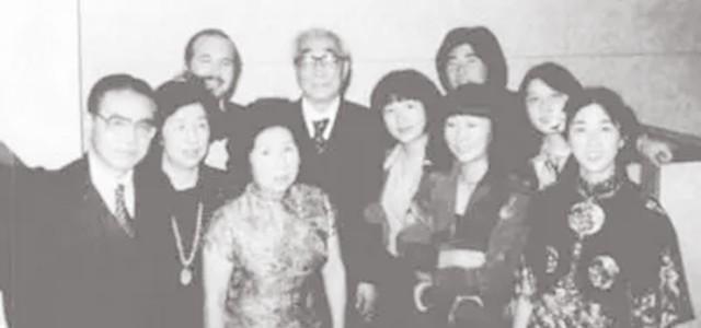李国秦当时没有生育,加上对这个女孩很是喜爱,于是便答应了,收下了