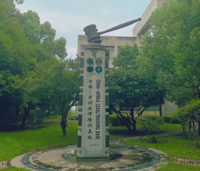 图 | 湘大法学楼前的雕塑"洞庭湖的垂杨柳,倒插着也能长!