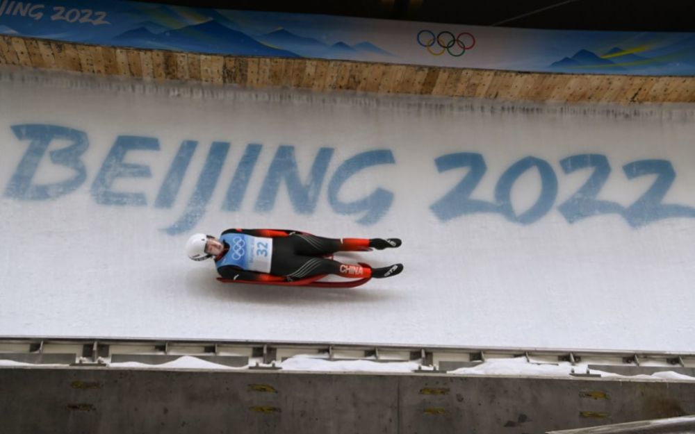 中国选手首度亮相冬奥会女子雪橇赛场陕西女子王沛宣上演速度与激情