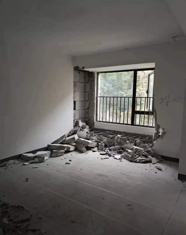 三,少砸墙少砌墙实话实说,铝扣板选择这种纯白哑光无扣线的款式,在颜