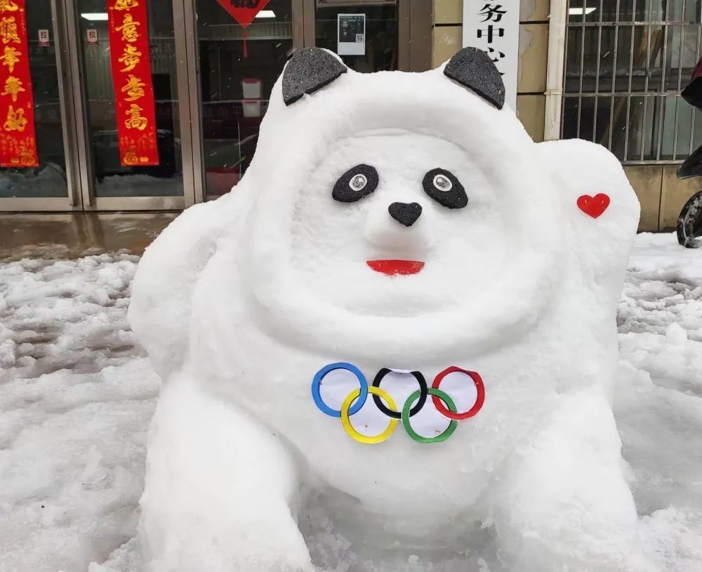 堆雪人"冰墩墩"01就在今天拥有属于自己的冰墩墩智慧的中国网友来解你