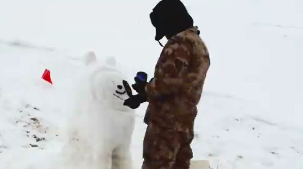 几个边防战士冒着严寒,堆出了一个惟妙惟肖的冰墩墩雪人