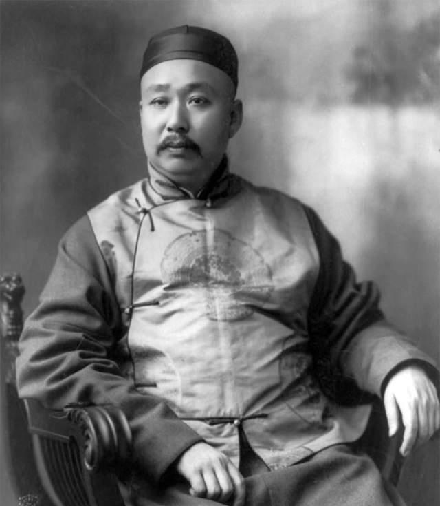 谭锦镛,广东新会人,1898年武进士,领侍卫府蓝翎侍卫,正六品.
