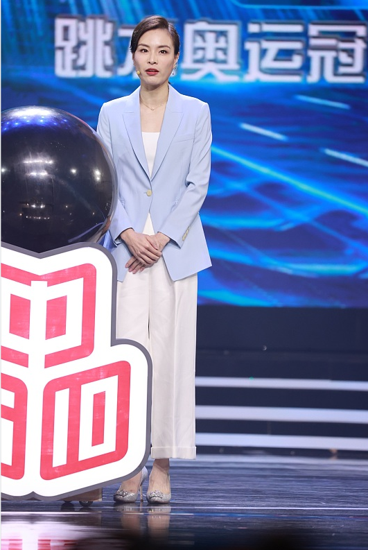 吴敏霞的身材和脸蛋底子都不错穿西装年轻又飒爽看不出36岁了