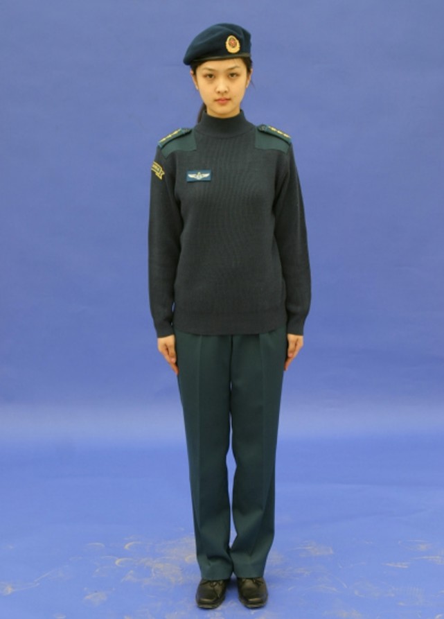 这次配发的21式作业服,并不是我军最早配发部队的军服,其实我军夹克式