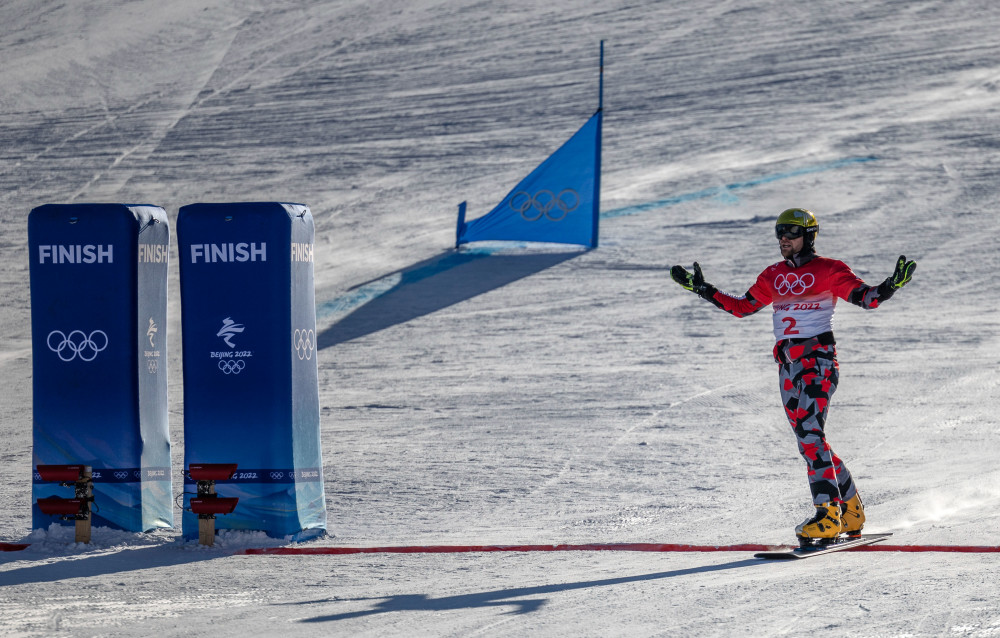 北京冬奥会单板滑雪男子平行大回转决赛奥地利选手夺冠2