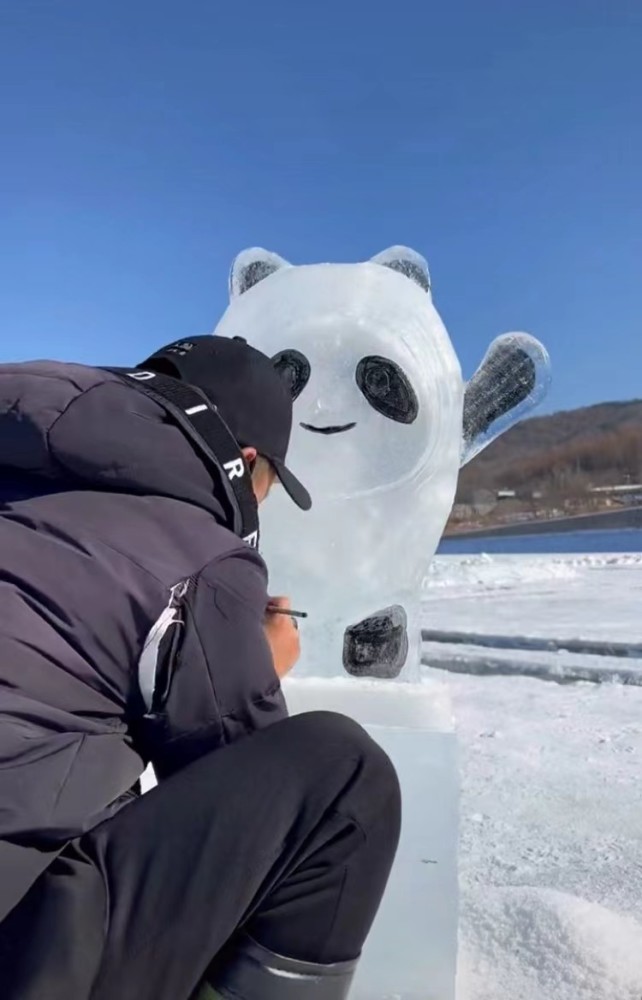 吉林冰雕爱好者花6小时雕刻冰墩墩本人第一次做立体冰雕下雪后堆雪容