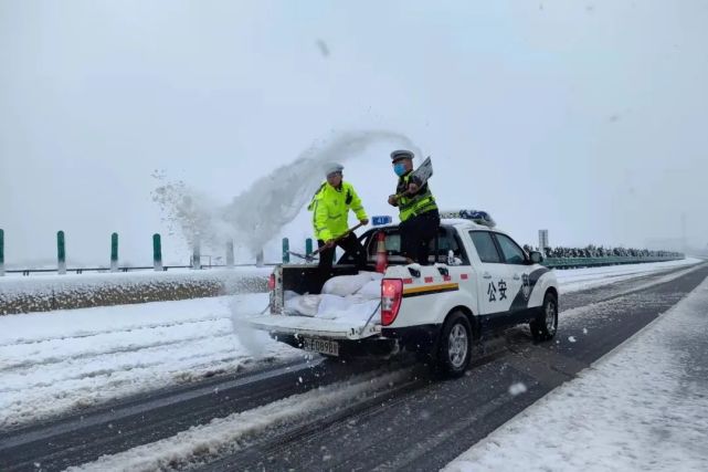 媒体说"风雪路上的"荧光"力量"